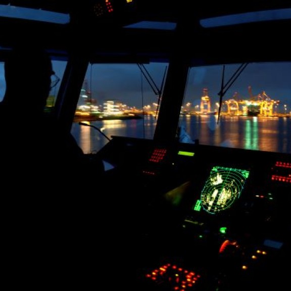 Patrouille vaartuig in de nacht Port of Amsterdam