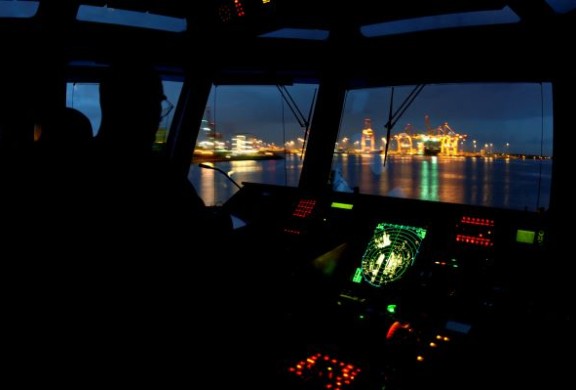 Patrouille vaartuig in de nacht Port of Amsterdam